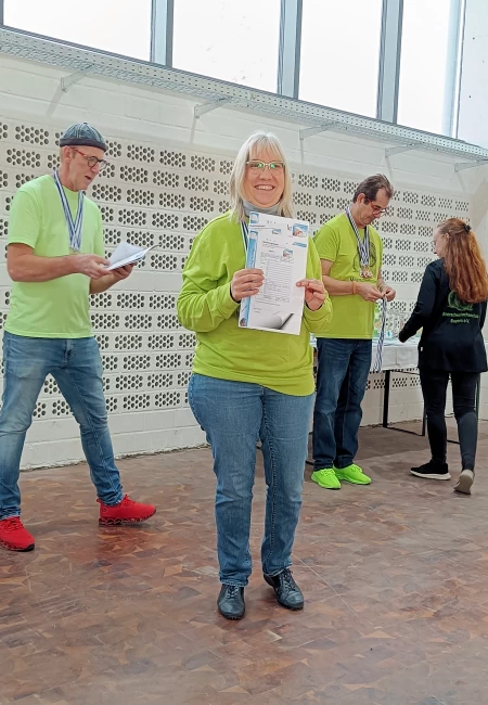 Eva-Maria Ganslmeier bei der Preisverleihung erhält eine Urkunde und Medaillie