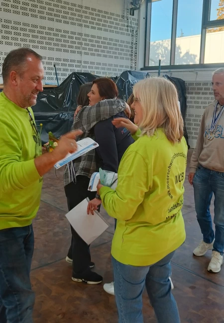 Eva-Maria Ganslmeier bei der Preisverleihung erhält eine Urkunde und Medaillie